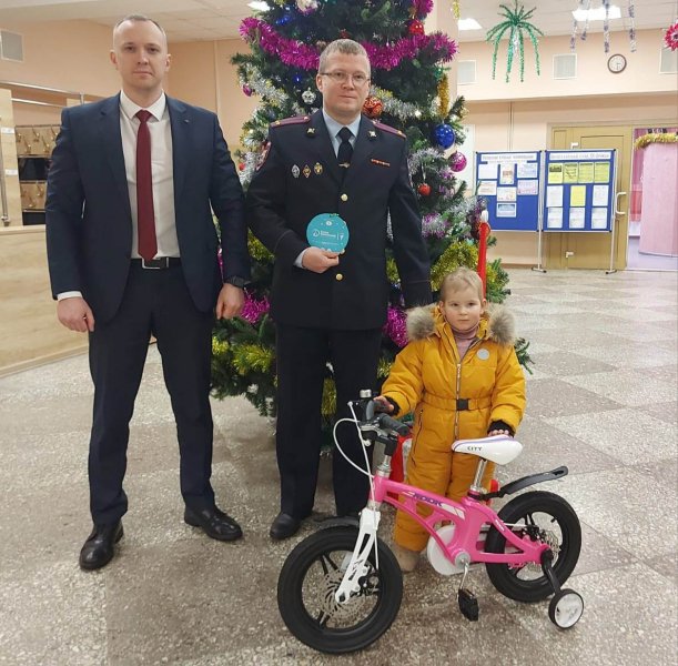 Полицейские Усть-Вымского района исполнили мечту 4-летней девочки